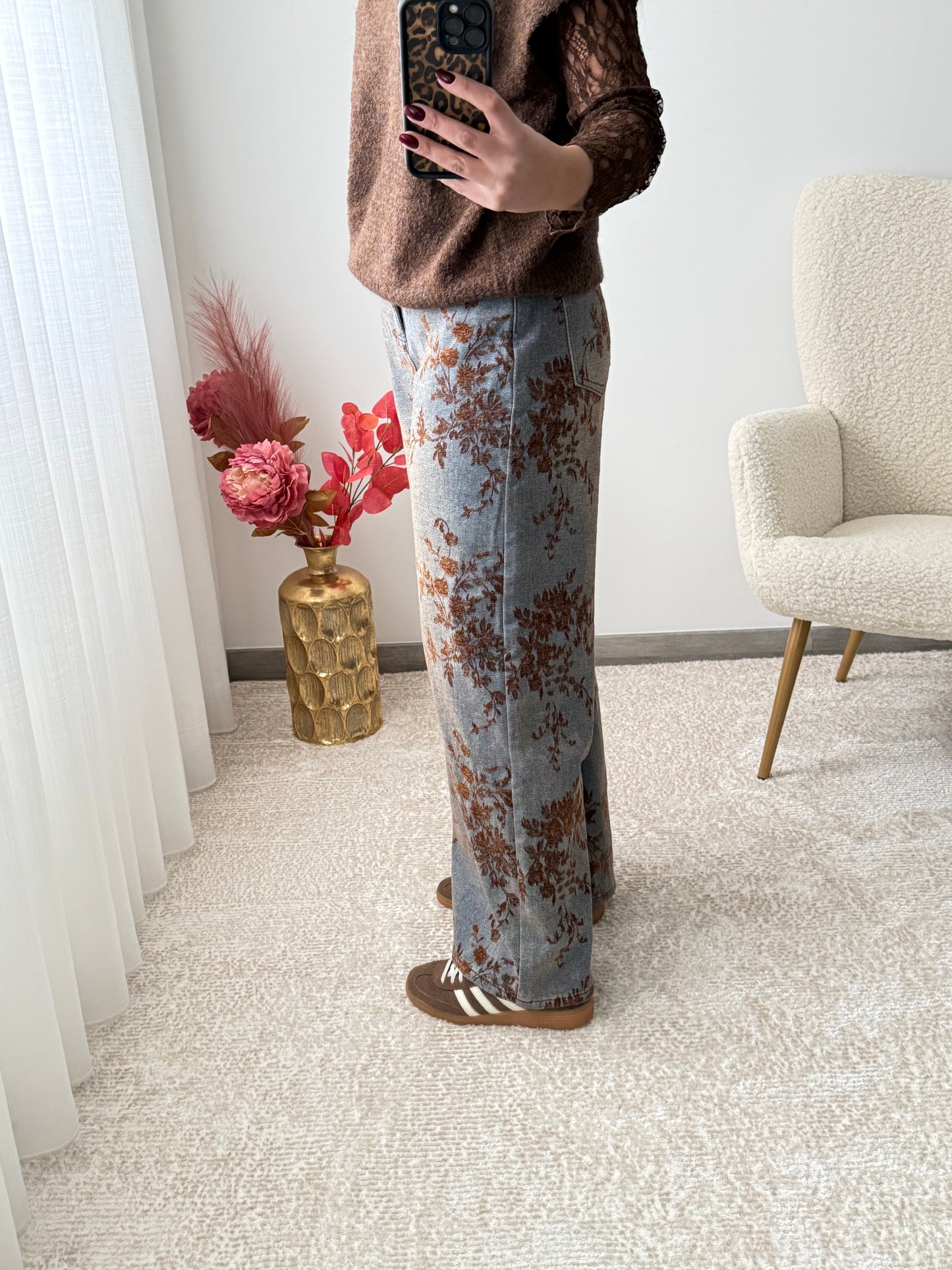 Calça flores em veludo