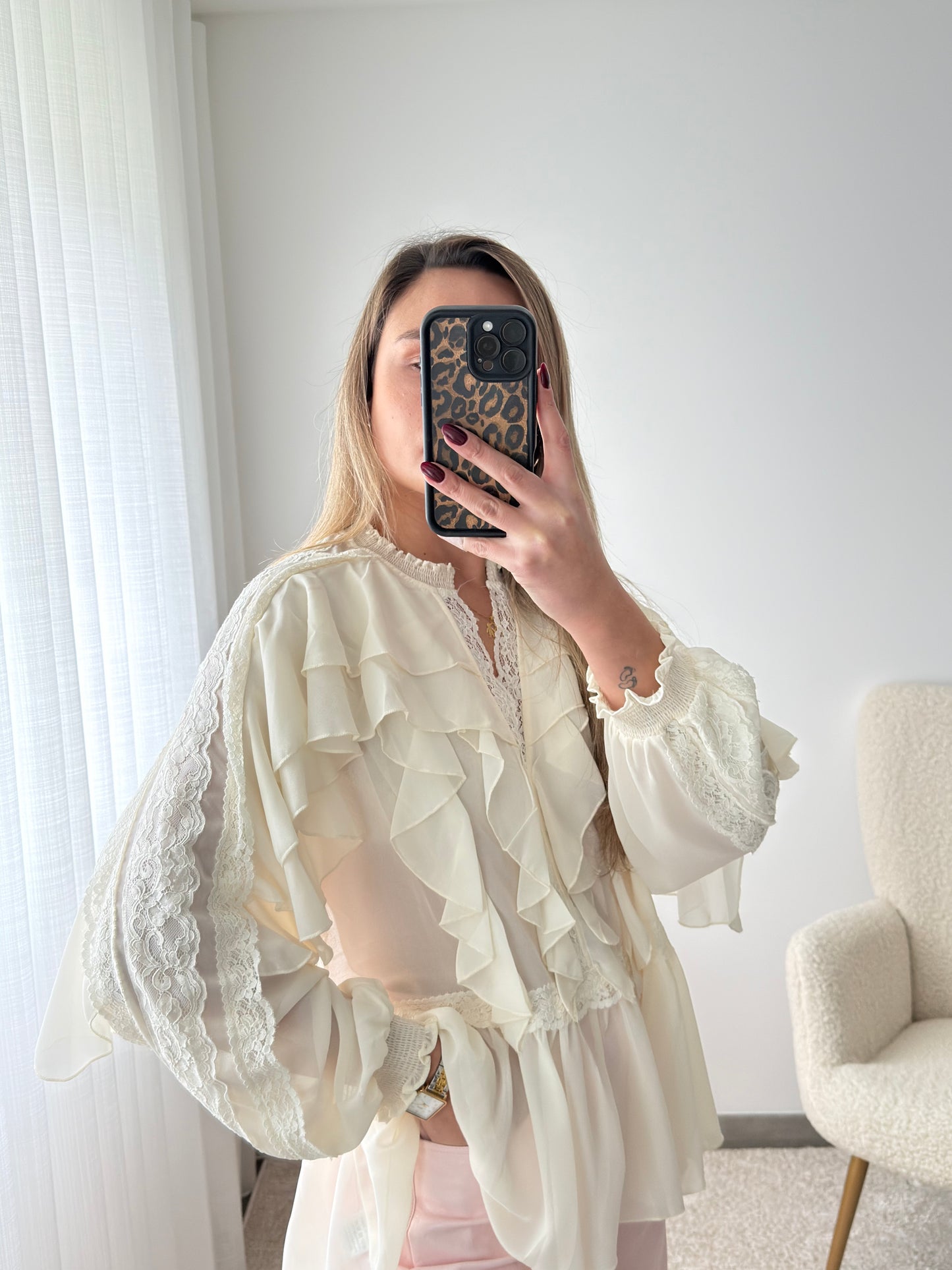 Blusa folhos e renda