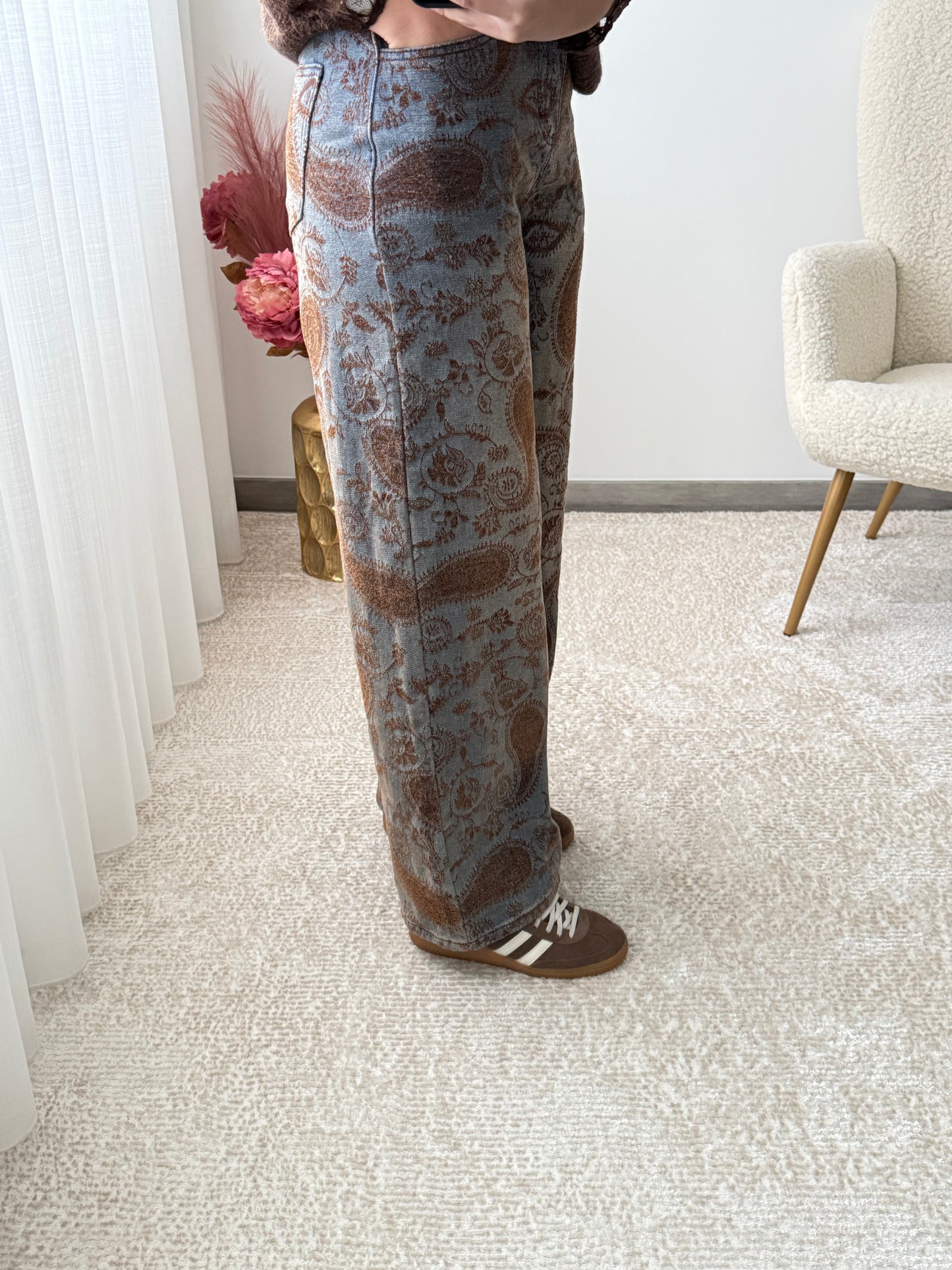Calça com detalhes em veludo