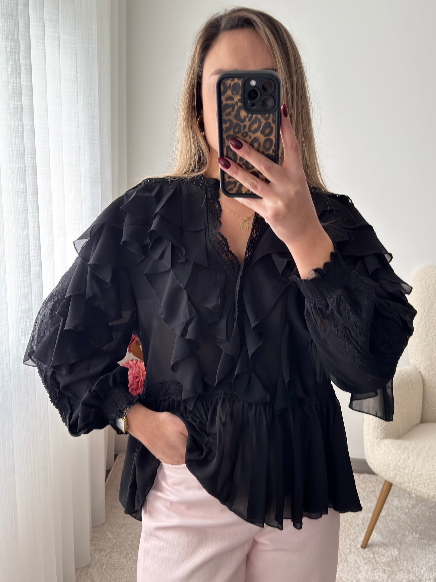 Blusa folhos e renda