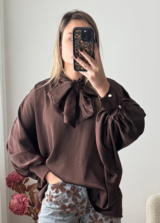 Blusa acetinada com laço