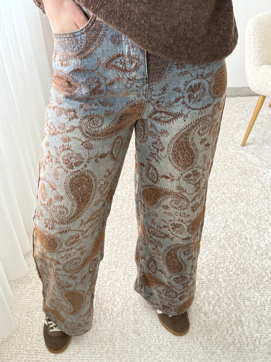 Calça com detalhes em veludo