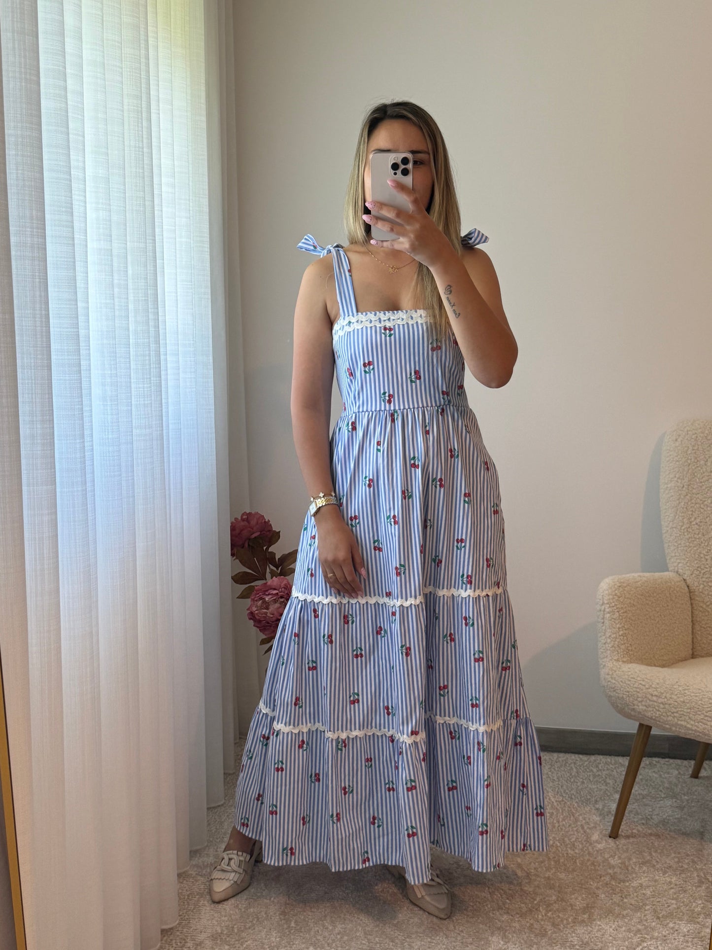 Vestido ás riscas com cerejas