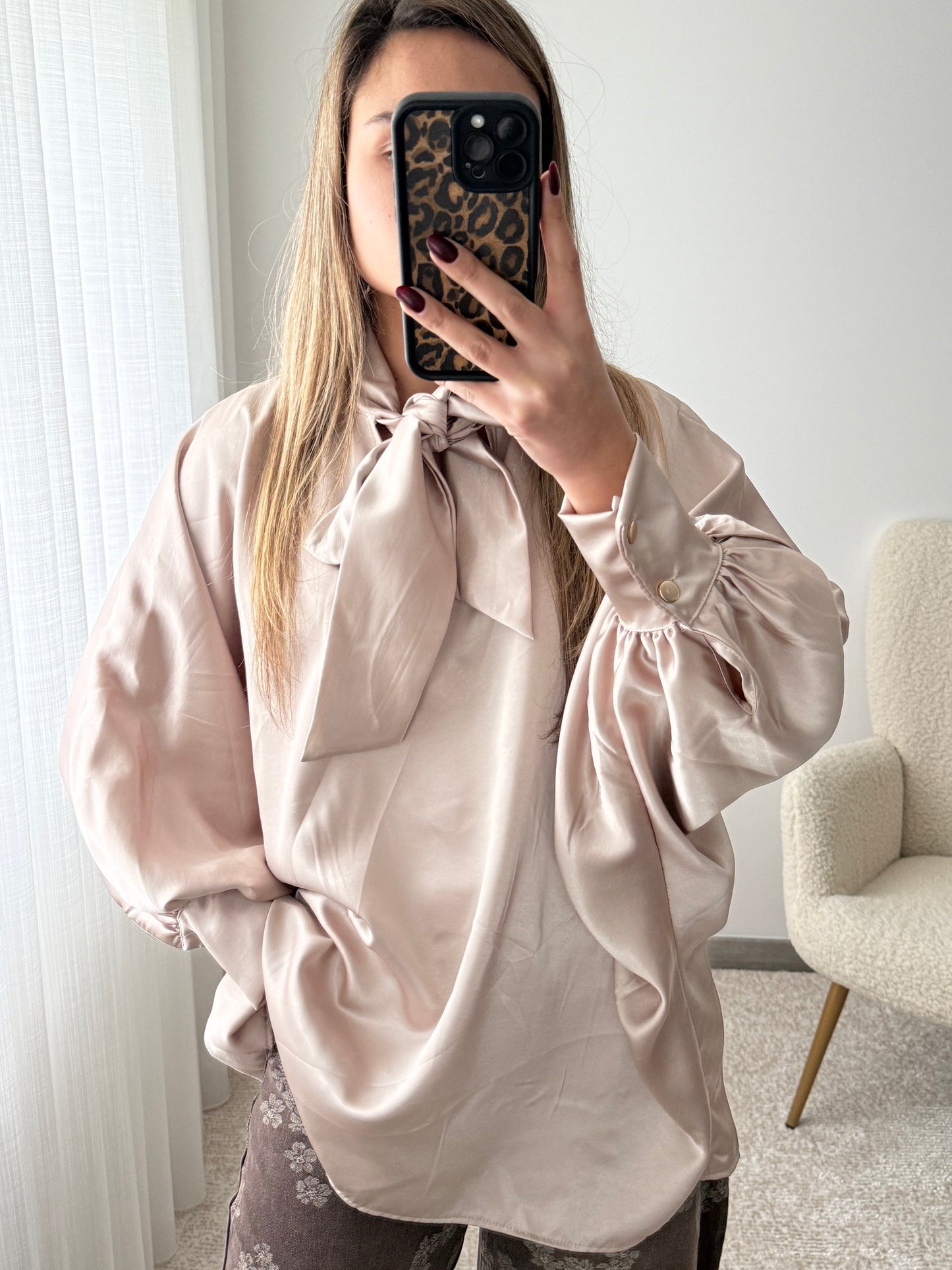 Blusa acetinada com laço