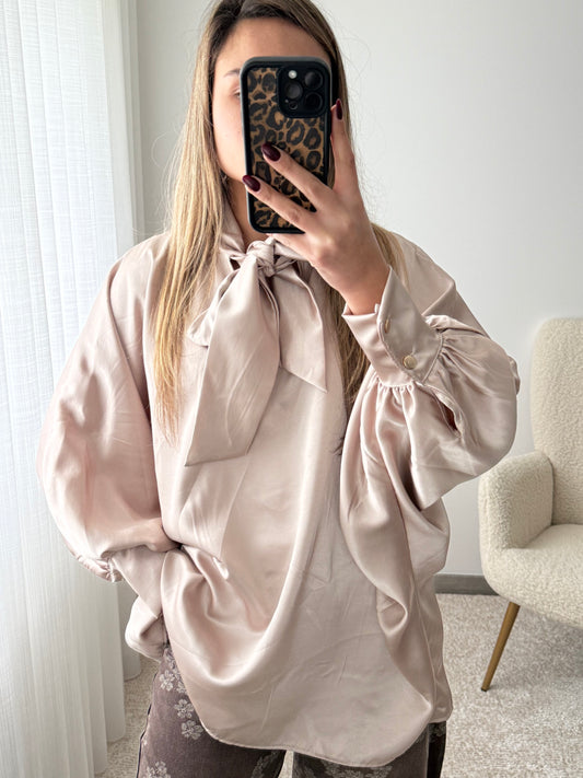 Blusa acetinada com laço