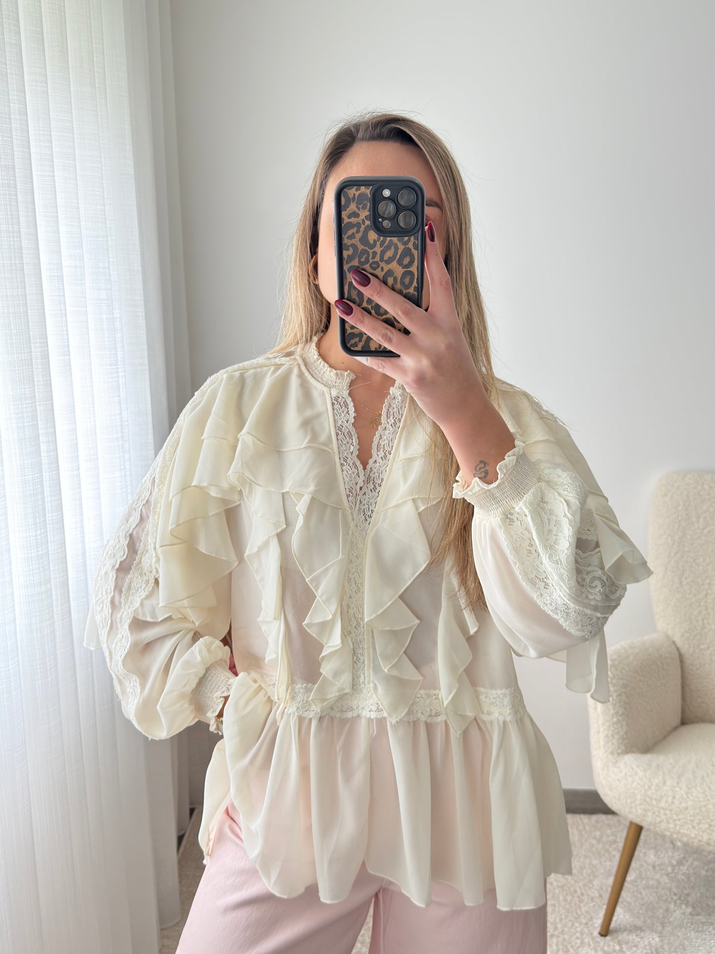 Blusa folhos e renda