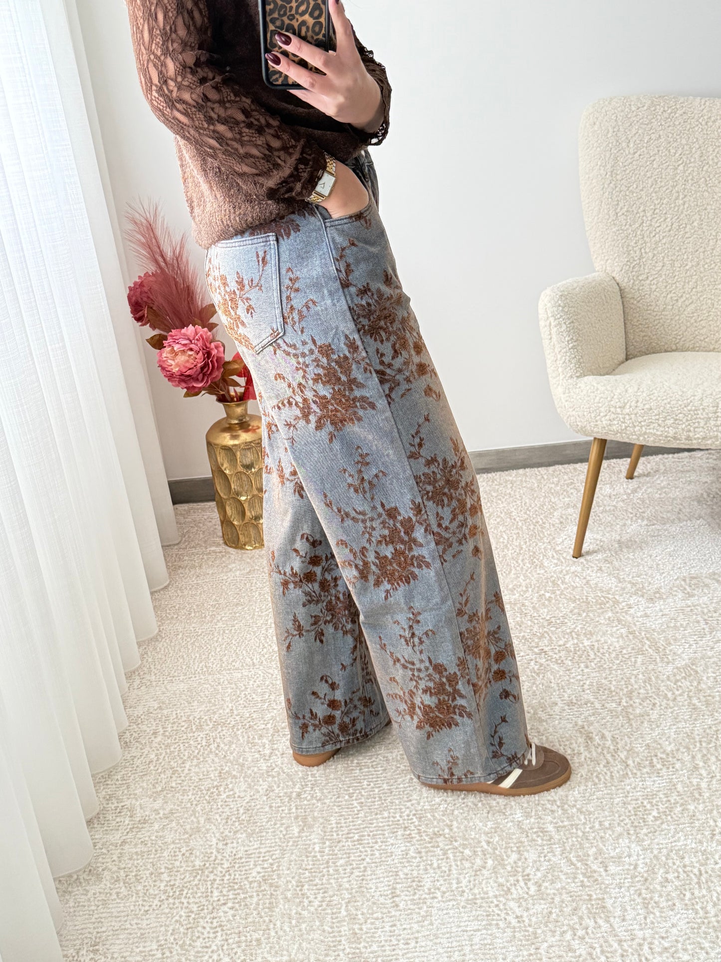 Calça flores em veludo